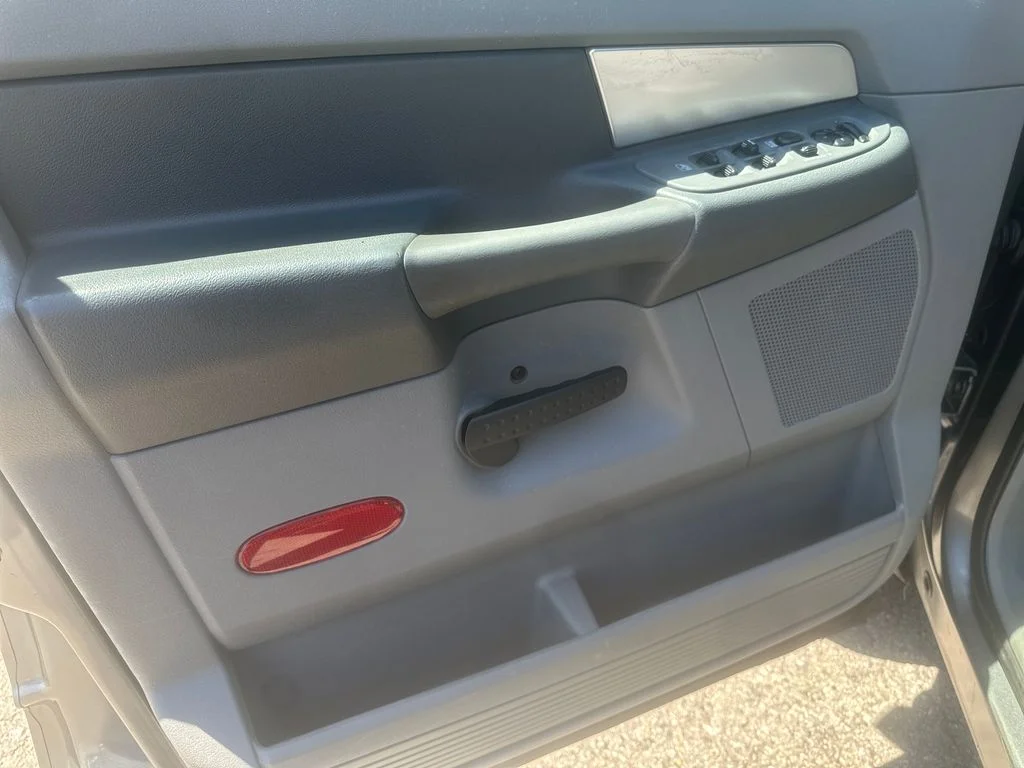 Used 2008 Gray Dodge SLT image 17