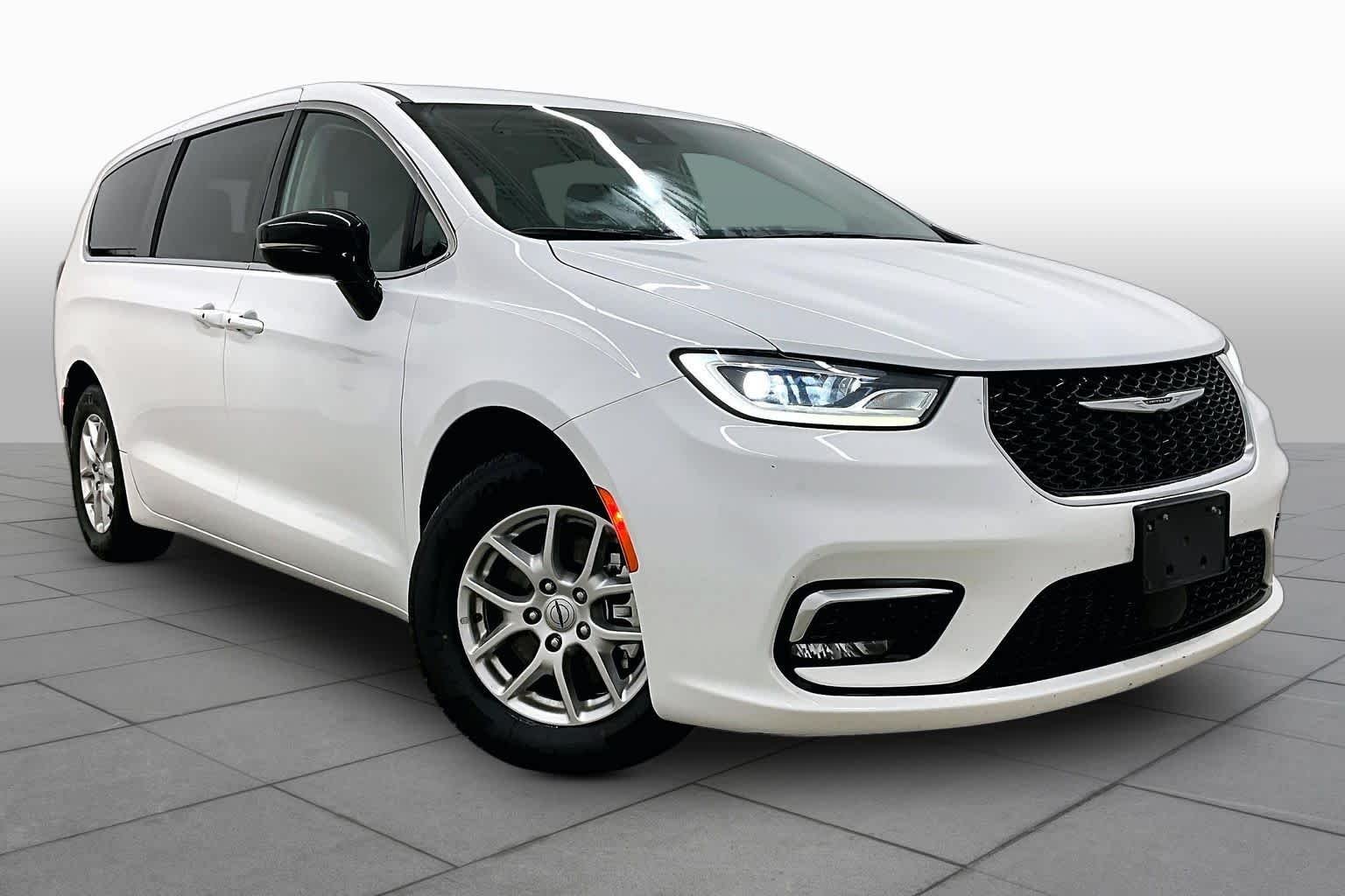 Used 2024 Bright White Clearcoat Chrysler Touring L image 3