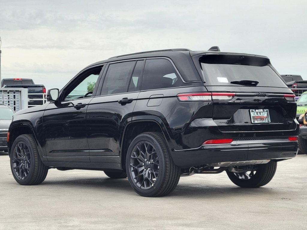 2027 Jeep Grand Cherokee photo 2