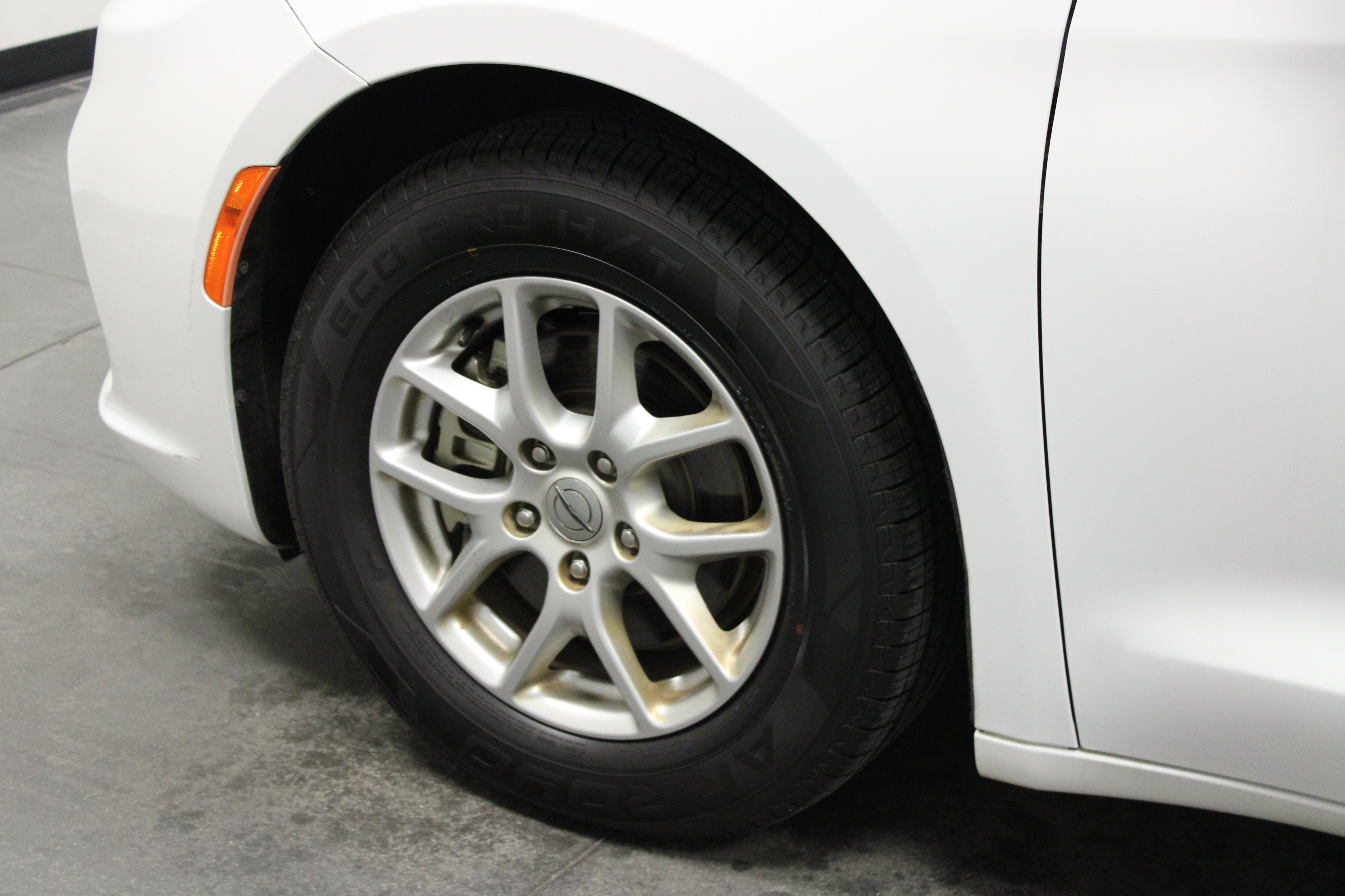 Used 2022 Bright White Clearcoat Chrysler Touring L image 10