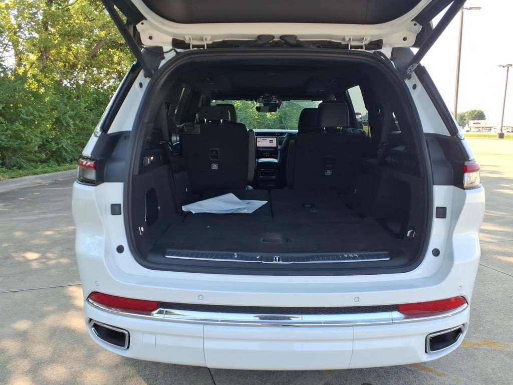 Used 2023 Bright White Cl Jeep Overland 4x4 image 5
