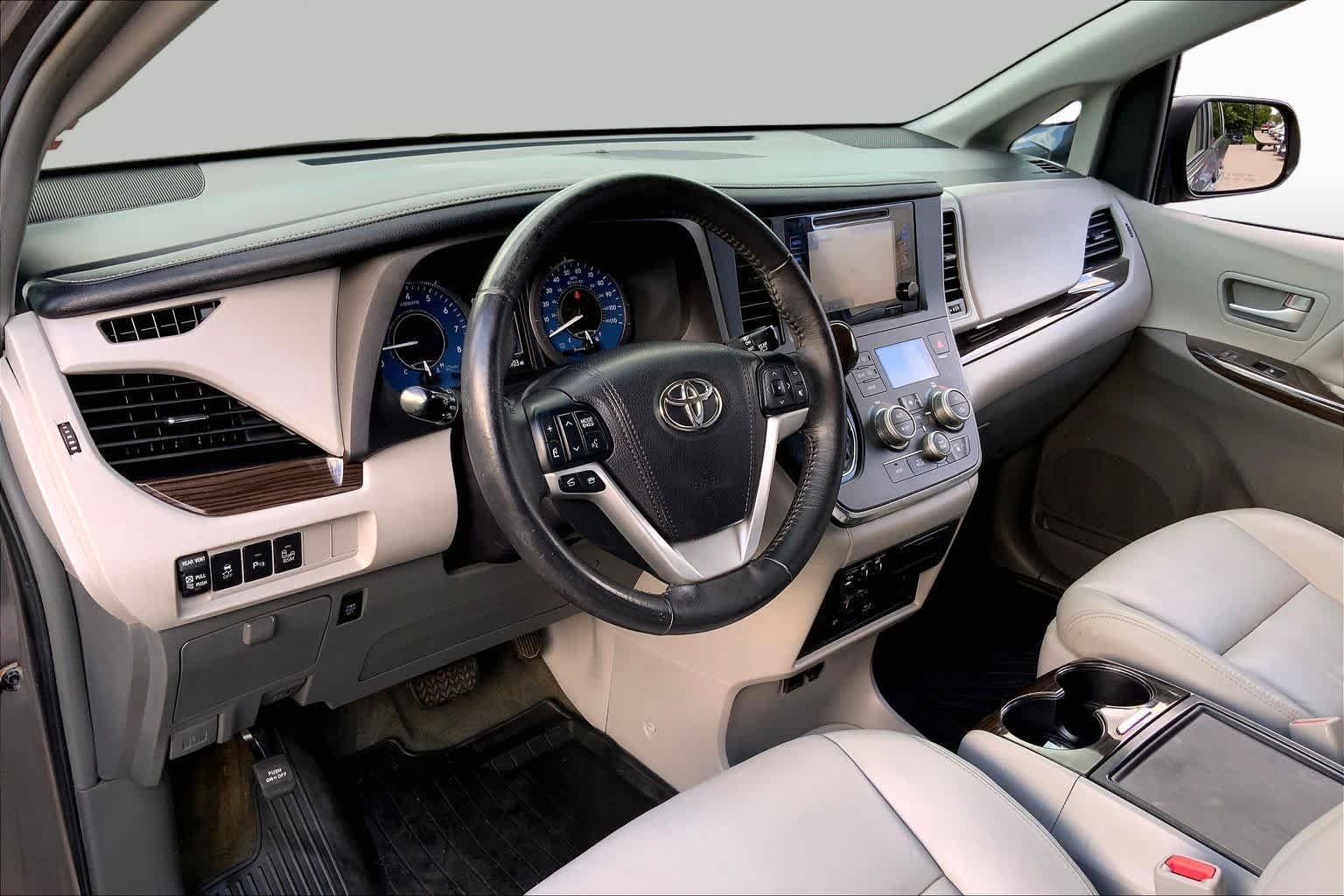 Used 2017 Predawn Gray Mica Toyota XLE Premium image 18