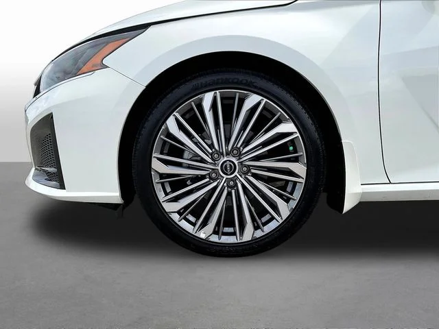 Used 2025 White Nissan 2.5 SL image 34