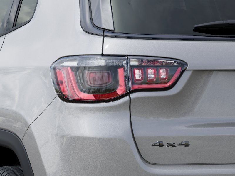 New 2026 Silver Zynith Metallic Clearcoat Jeep Latitude image 36