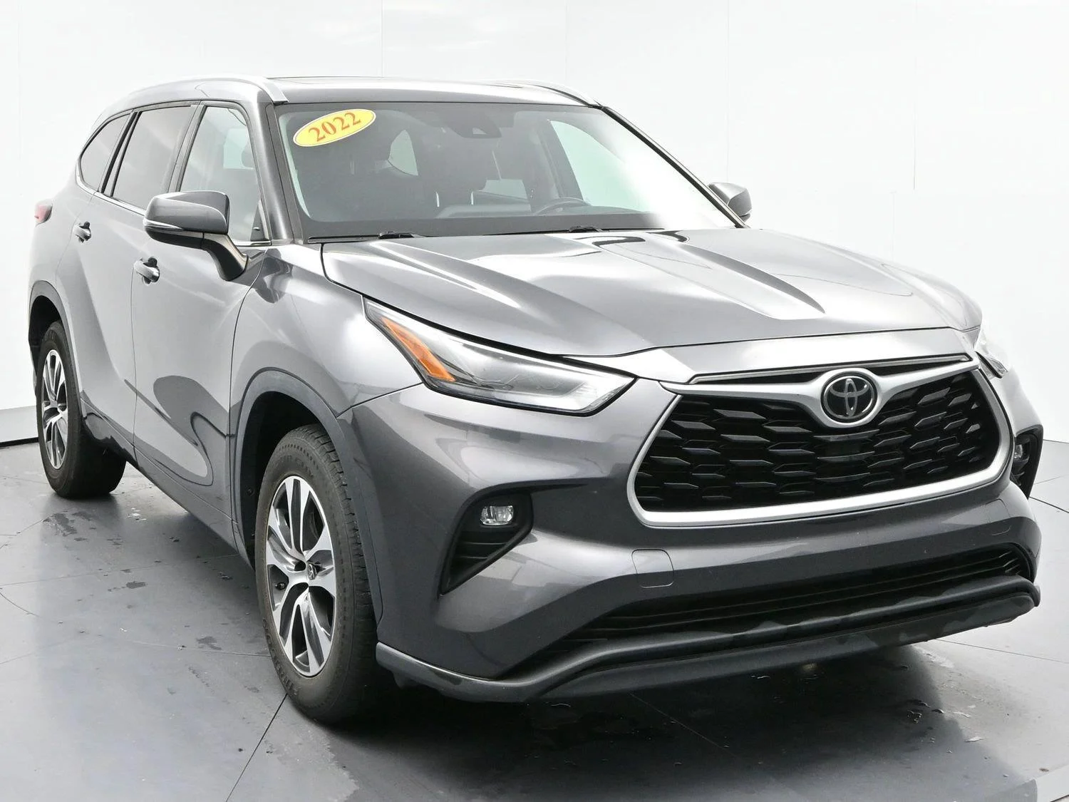 Used 2022 Magnetic Gray Metallic Toyota XLE image 2