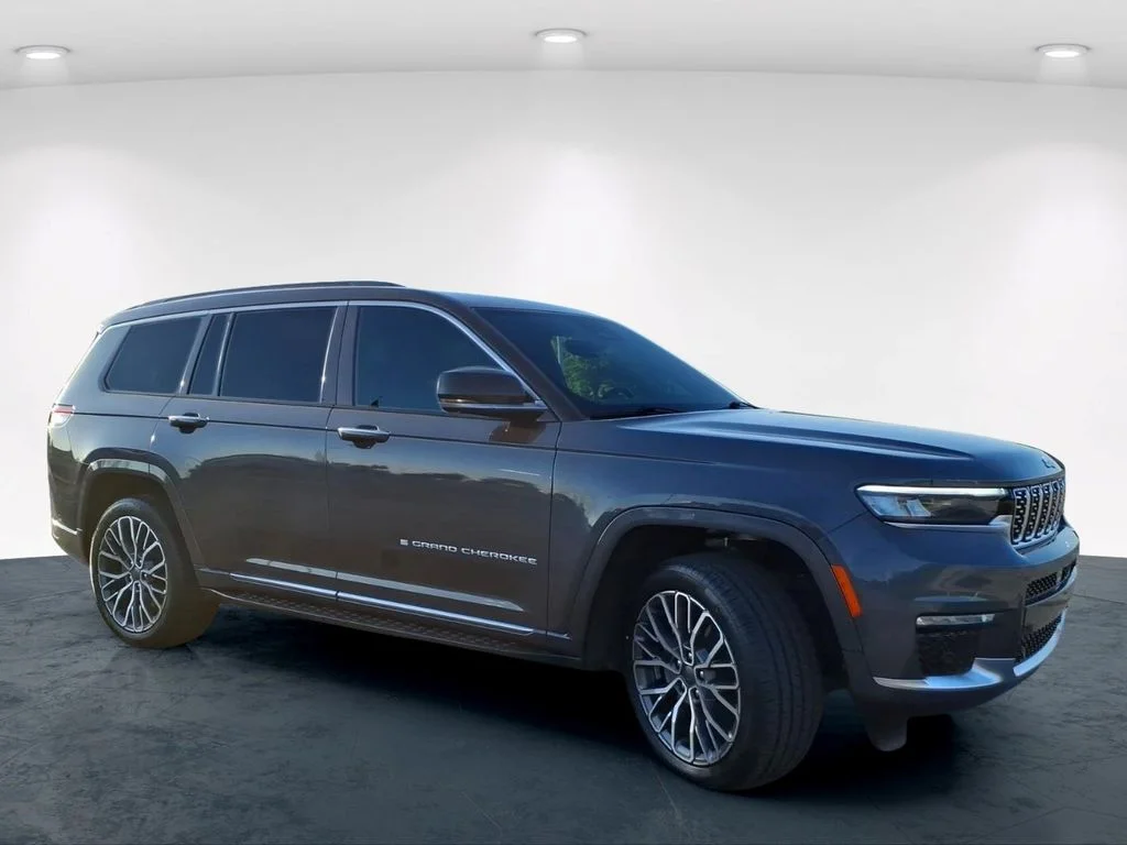 Used 2024 Gray Jeep Summit image 5