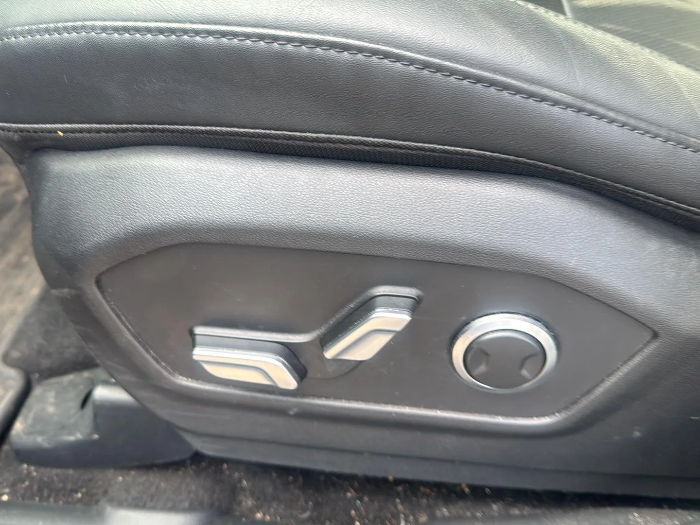 Used 2025 Phantom Black Hyundai SEL image 7
