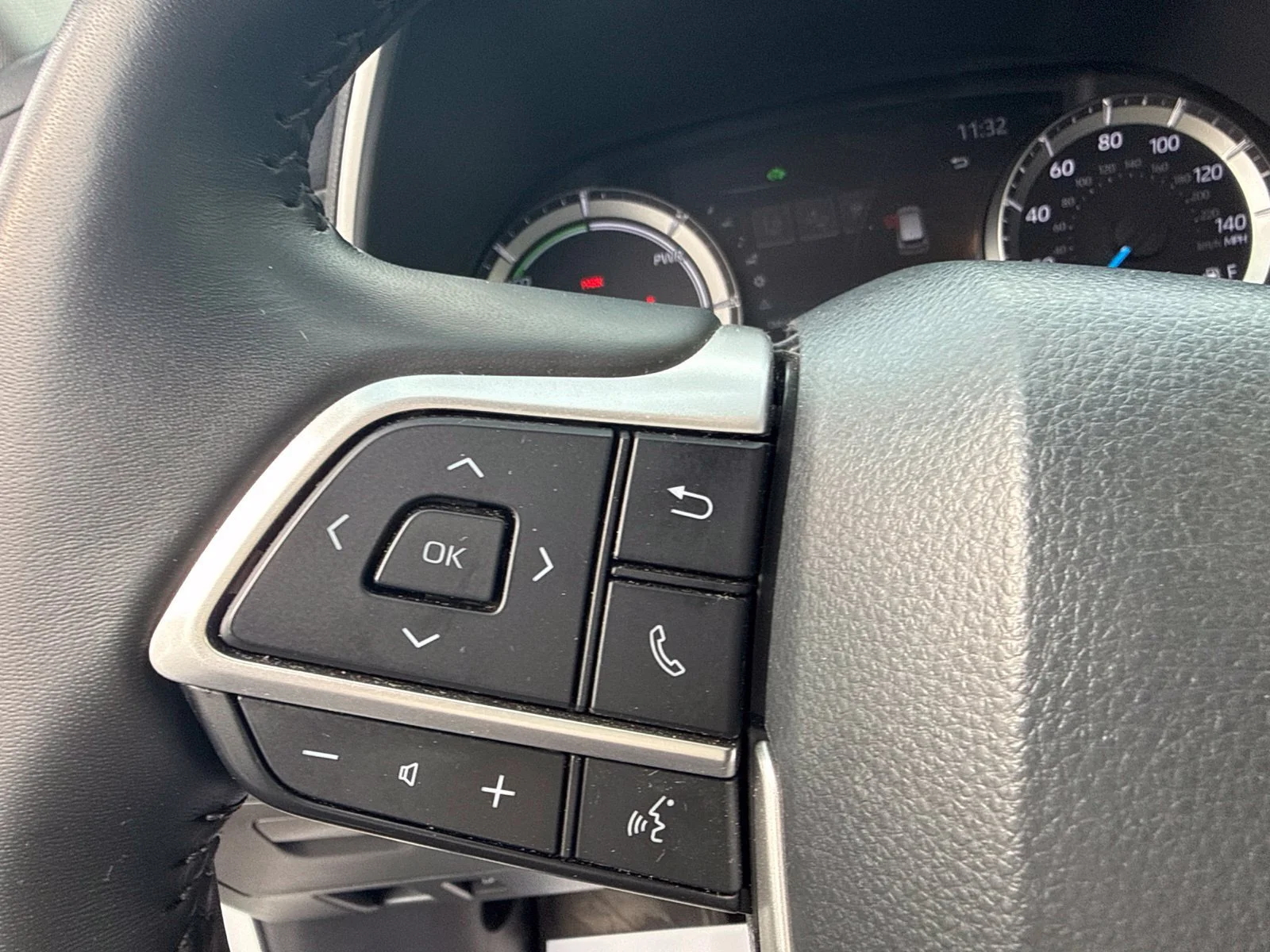 Used 2025  Toyota Hybrid XLE image 16