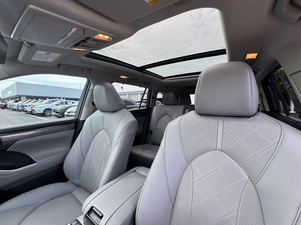 Used 2021  Toyota Platinum image 19