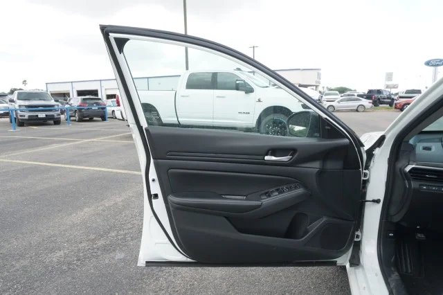 Used 2025 WHITE Nissan SV image 10