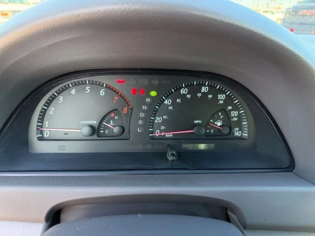 Used 2004 Silver Toyota LE image 19