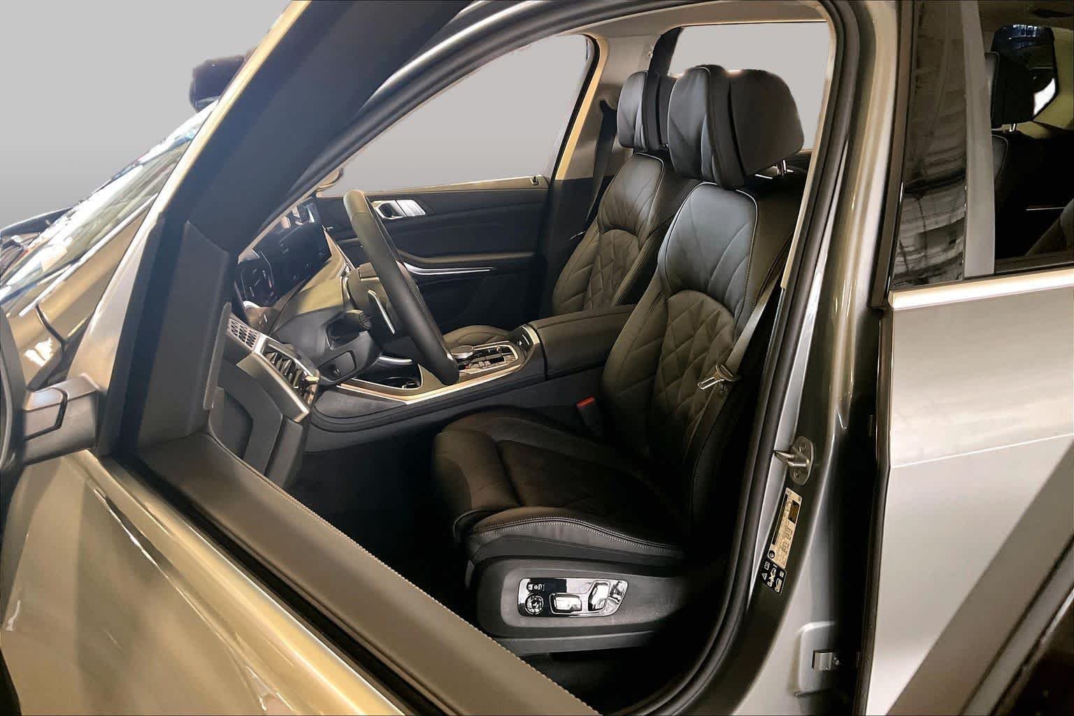 Used 2026 Skyscraper Grey Metallic BMW xDrive40i image 6