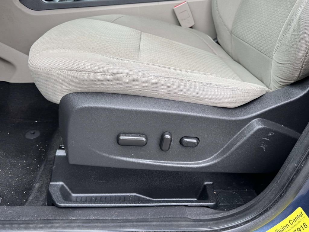 Used 2018 Blue Metallic Ford SE image 18