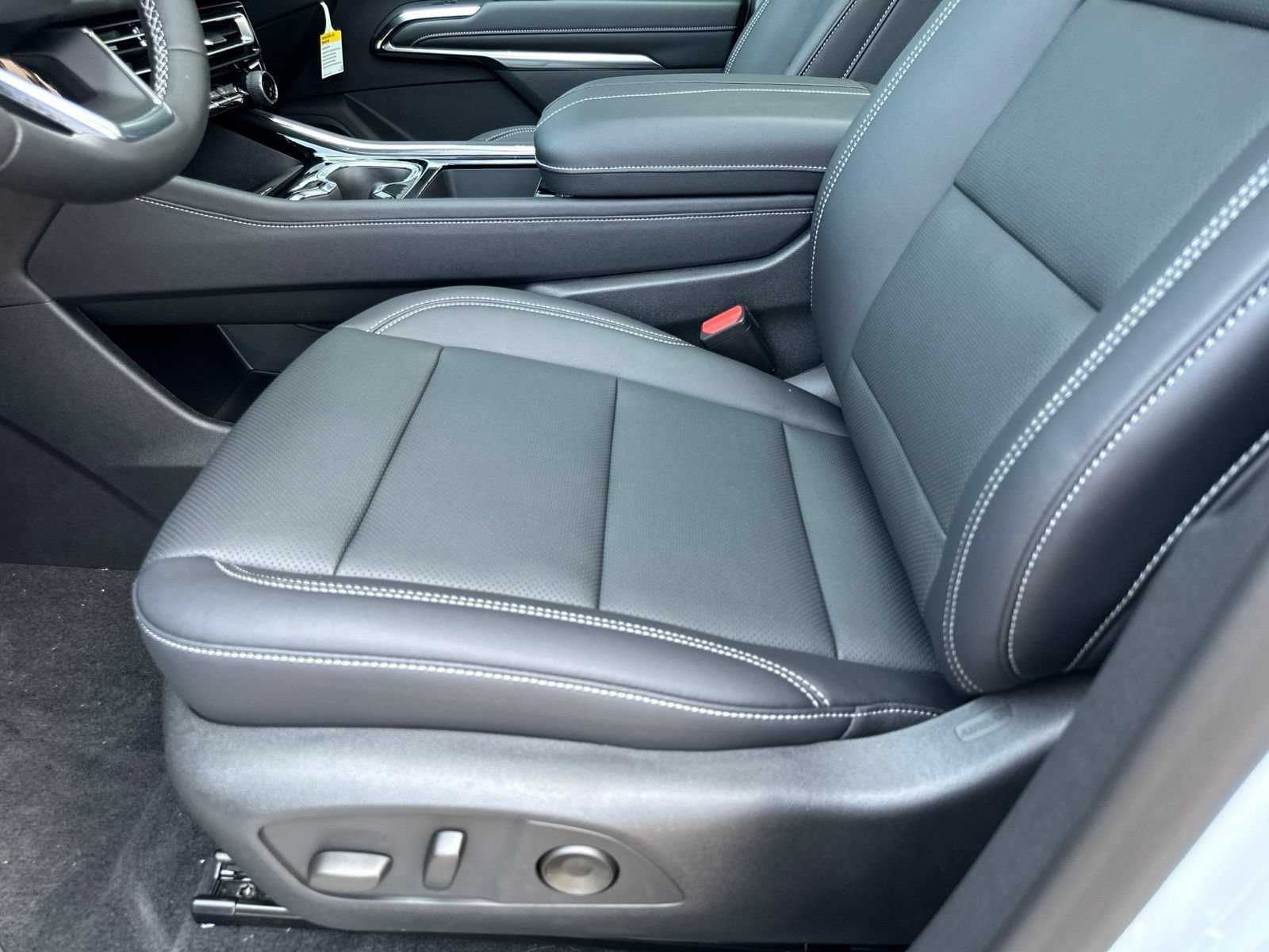 New 2027 Polar White Tricoat Chevrolet LT with Sun and Wheel Package - Exotex Seating image 21