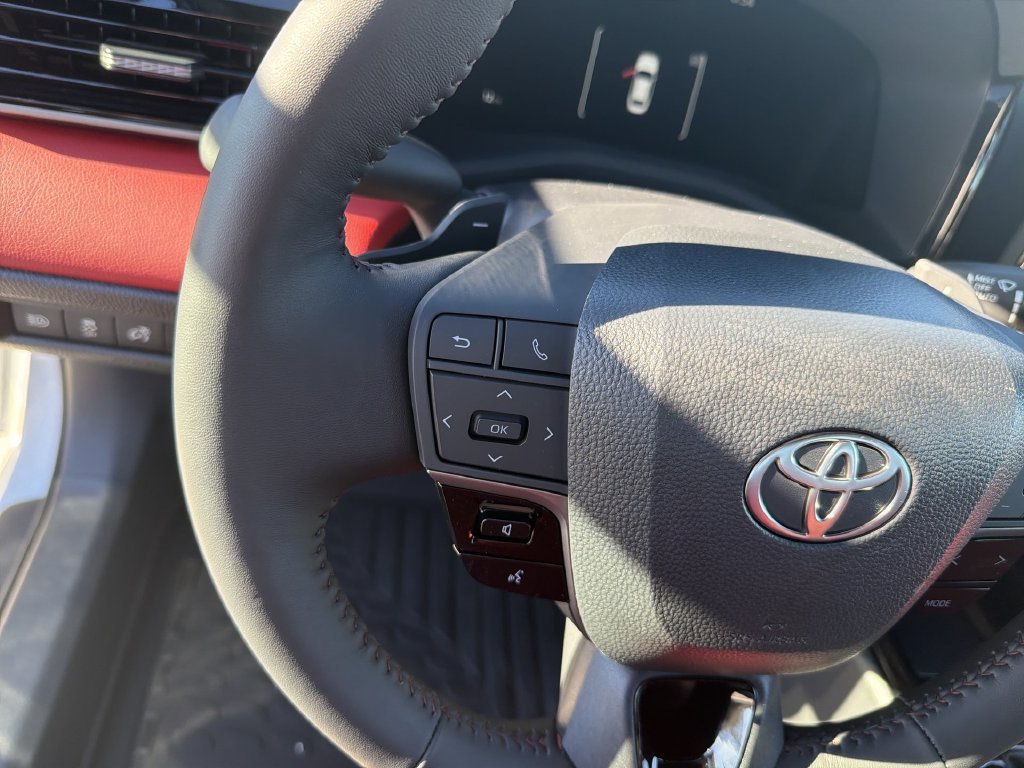 New 2026 Wind Chill Pearl with Midnight Black Metallic roof <sup>1</sup> Toyota  XSE image 17