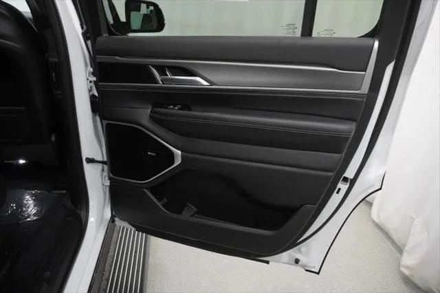 New 2026 Bright White Clear-Coat Exterior Paint Jeep Grand Wagoneer image 32