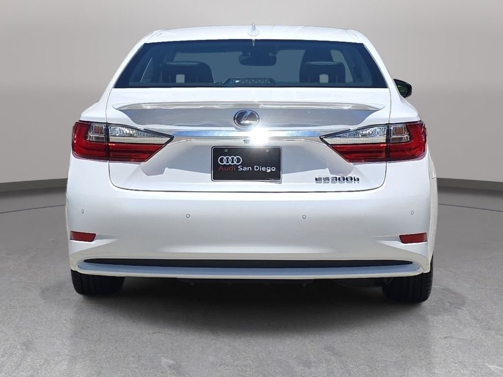 Used 2016 White Lexus 300h image 7