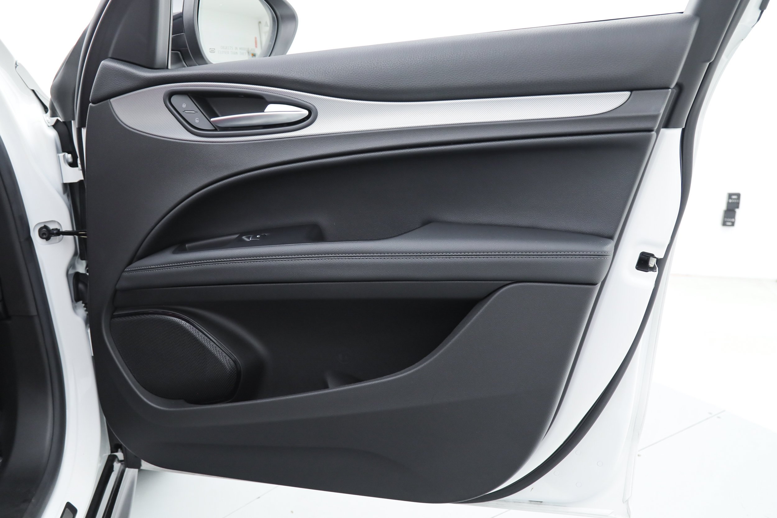 New 2025 Milano White Exterior Paint Alfa Romeo  image 9