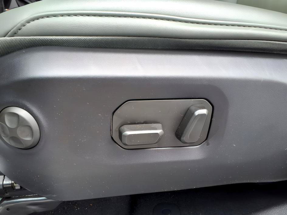 Used 2024 Silver Zynith Clearcoat Jeep Mojave X image 15