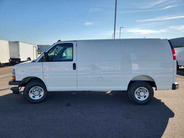 New 2025 Summit White Chevrolet WT image 4