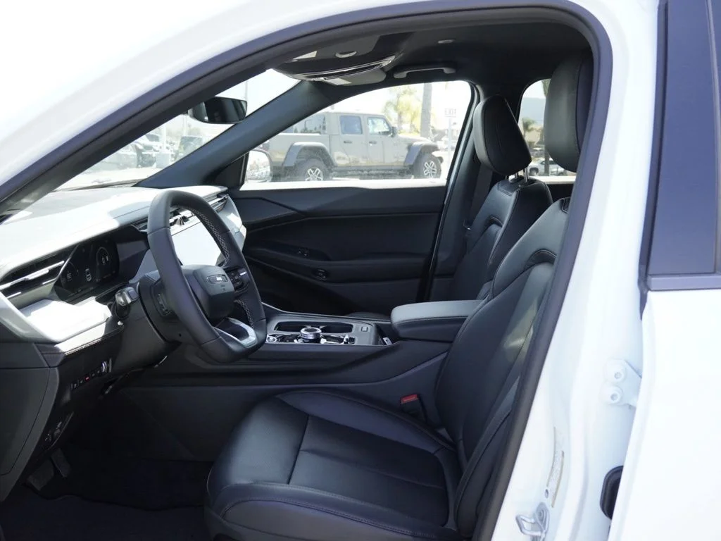 New 2026 Bright White Clear-Coat Exterior Paint Jeep Limited image 18