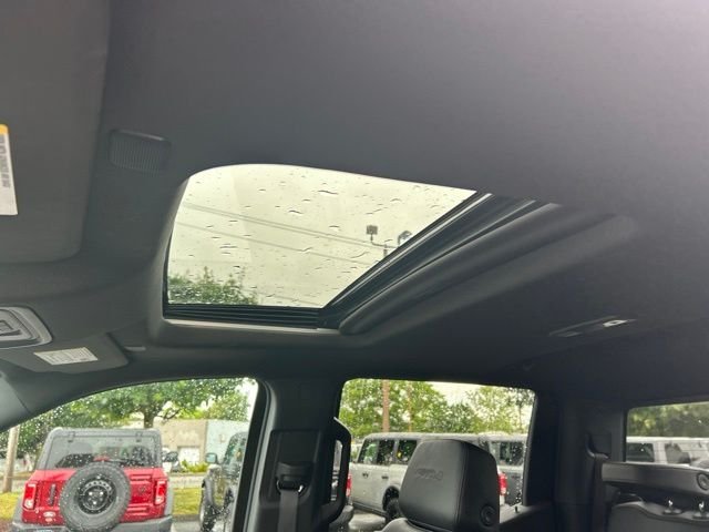 Used 2025 White GMC AT4 image 25