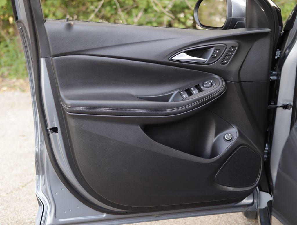 Used 2020 SATIN STEEL METALLIC Buick Essence image 24