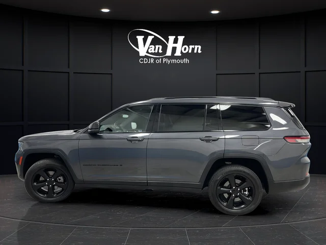 Used 2022 Gray Metallic Jeep Altitude image 4