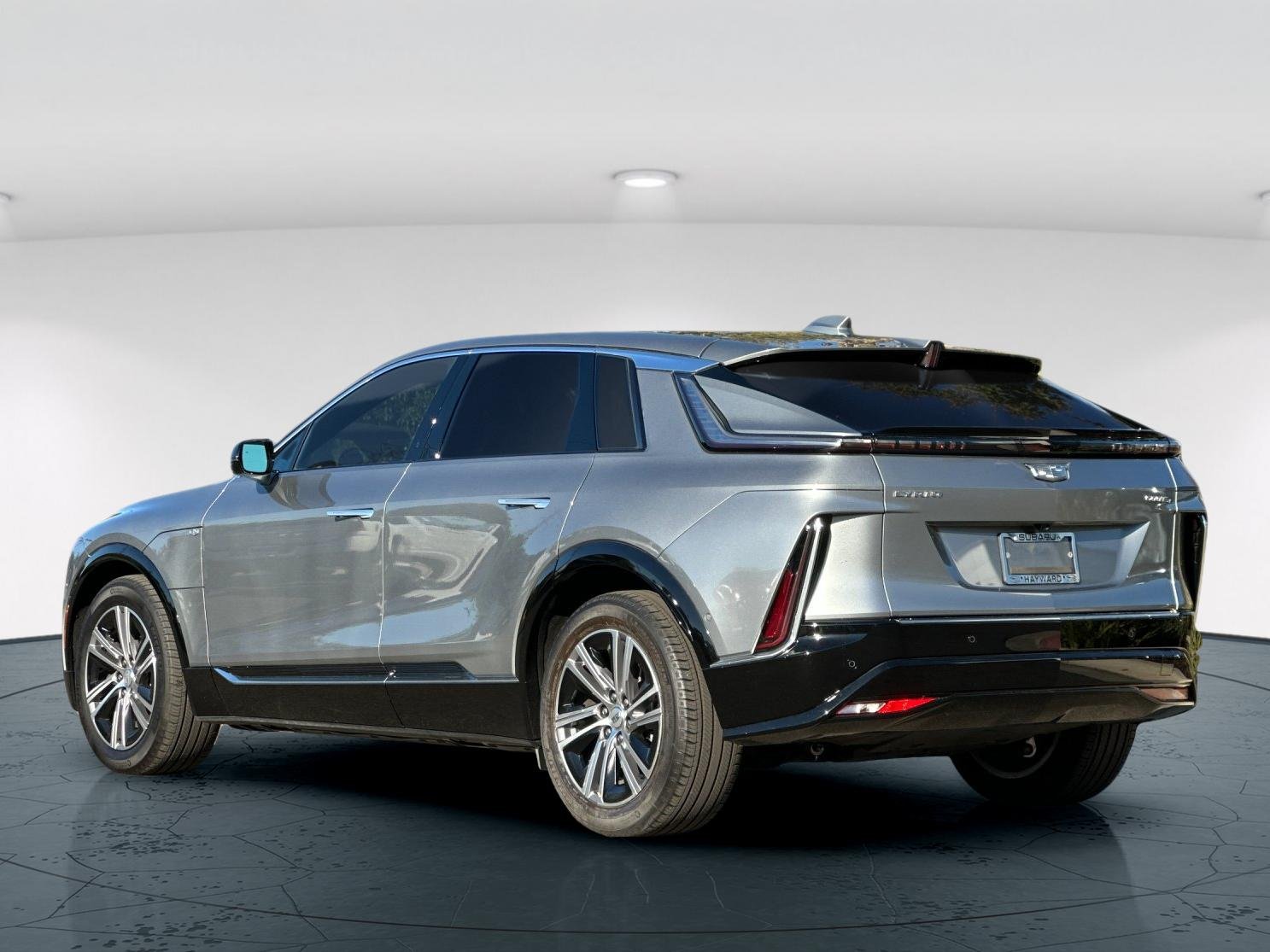 Used 2024 Silver Metallic Cadillac Luxury 4D Sport Utility image 4