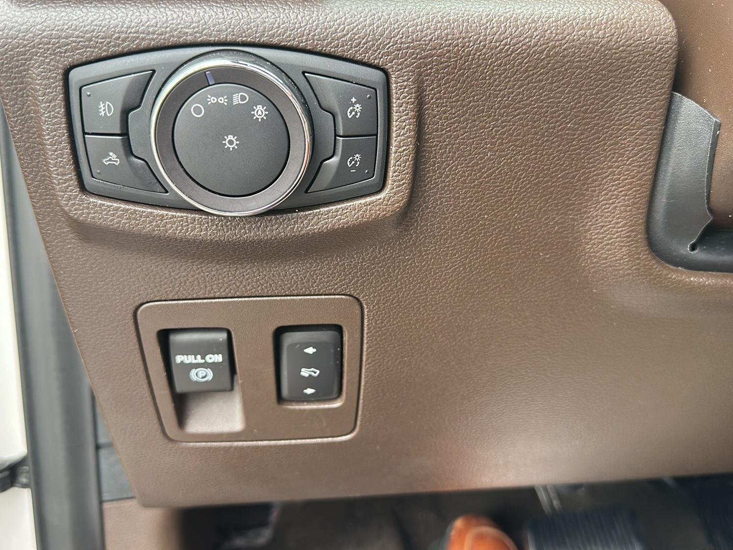 Used 2019 White Platinum Metallic Tri-Coat/Stone Gray Ford King Ranch image 6