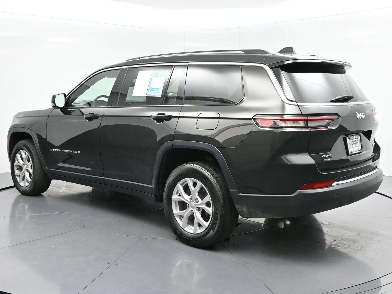 Used 2023 Rocky Mountain Pearlcoat Jeep Limited image 5