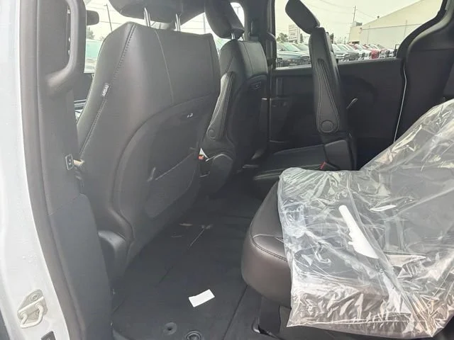New 2027 Bright White Clearcoat Chrysler Select image 16