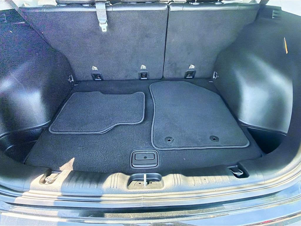 Used 2022 Diamond Black Crystal Pearlcoat Jeep Latitude image 20