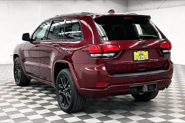 Used 2020 Velvet Red Pearlcoat Jeep Altitude image 2