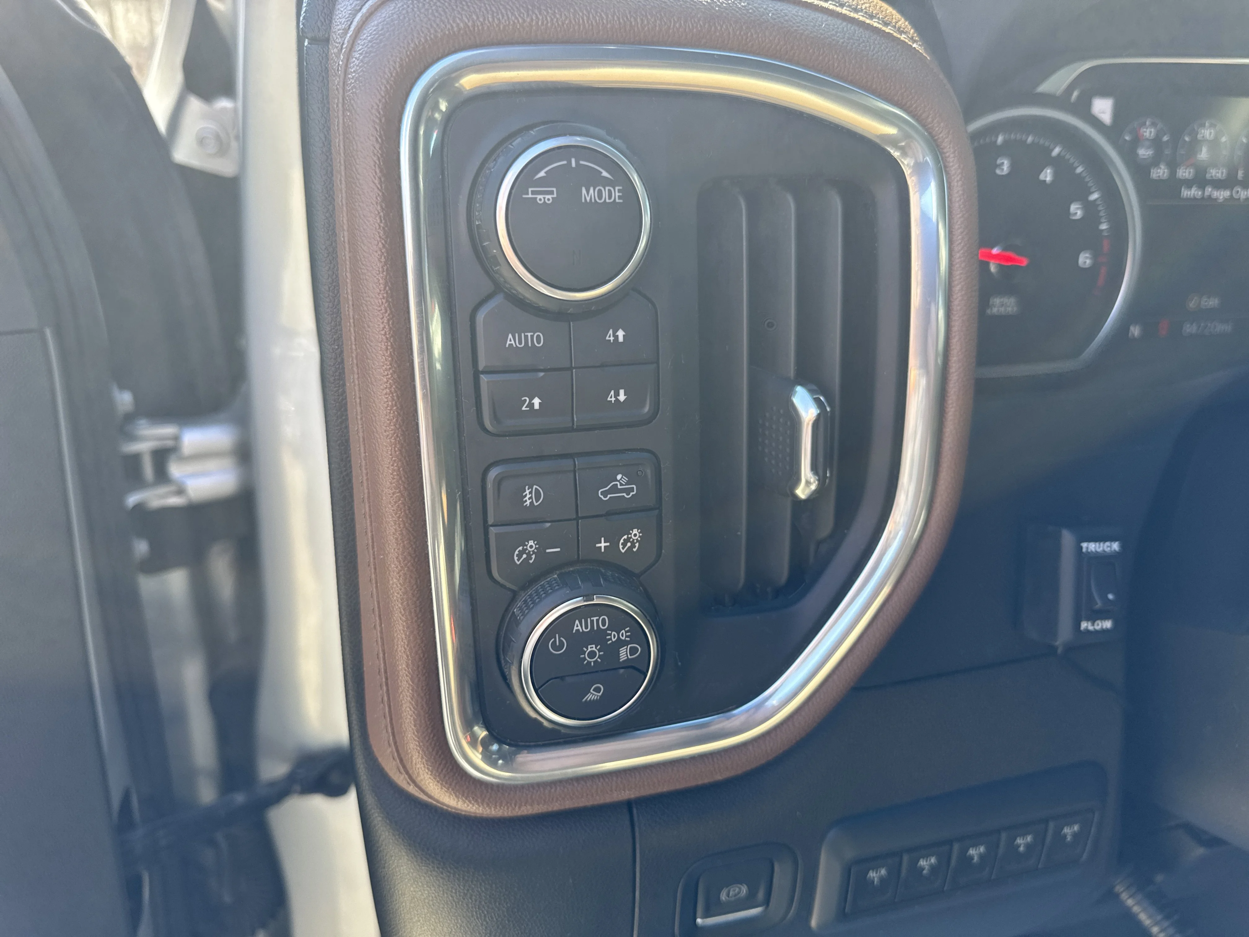 Used 2022 Silver Ice Metallic Chevrolet High Country image 17