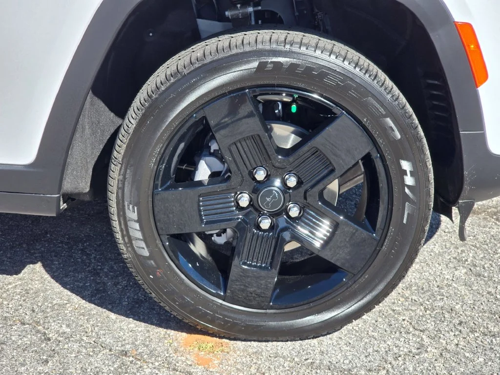 New 2027 White/off-white Jeep Laredo X image 14