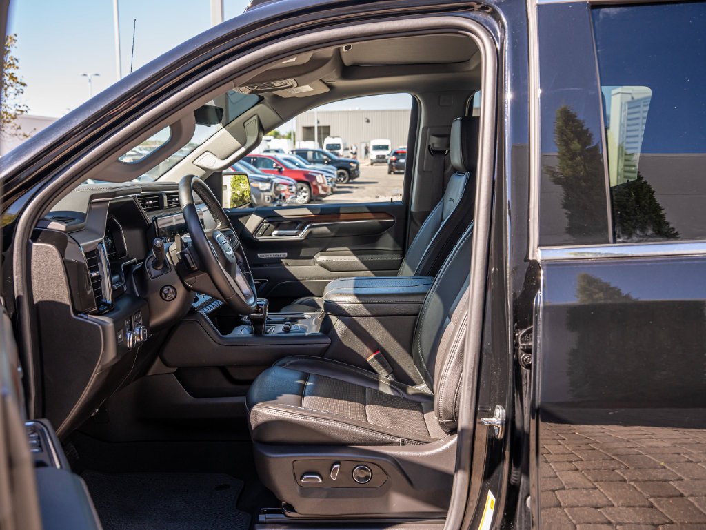 Used 2024 Onyx Black GMC Denali image 24