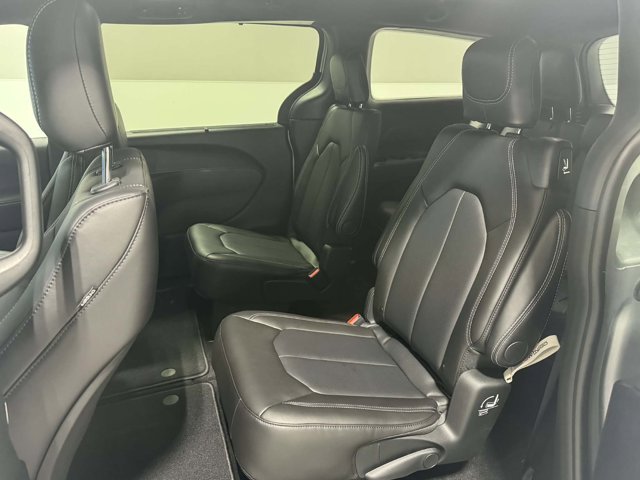 New 2026 Silver Mist Clear-Coat Exterior Paint Chrysler Select image 19