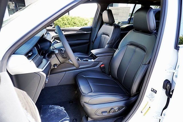 New 2026 Bright White Clear-Coat Exterior Paint Jeep Limited image 19