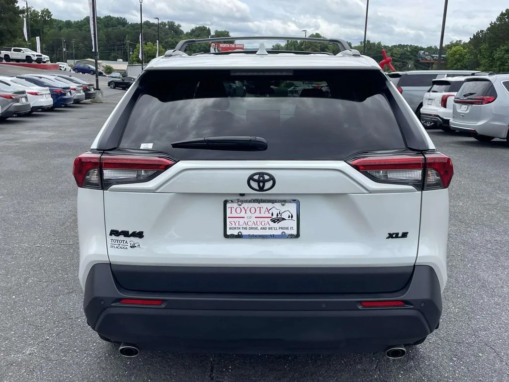 Used 2025 Wind Chill Pearl Toyota XLE Premium image 3