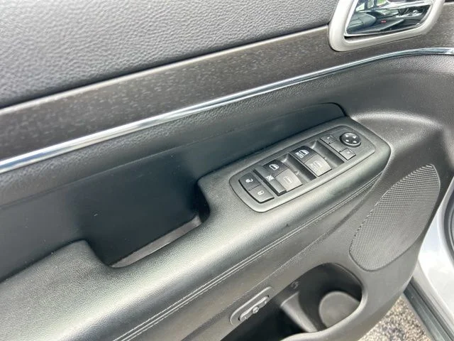 Used 2018 Billet Silver Metallic Jeep Limited image 28