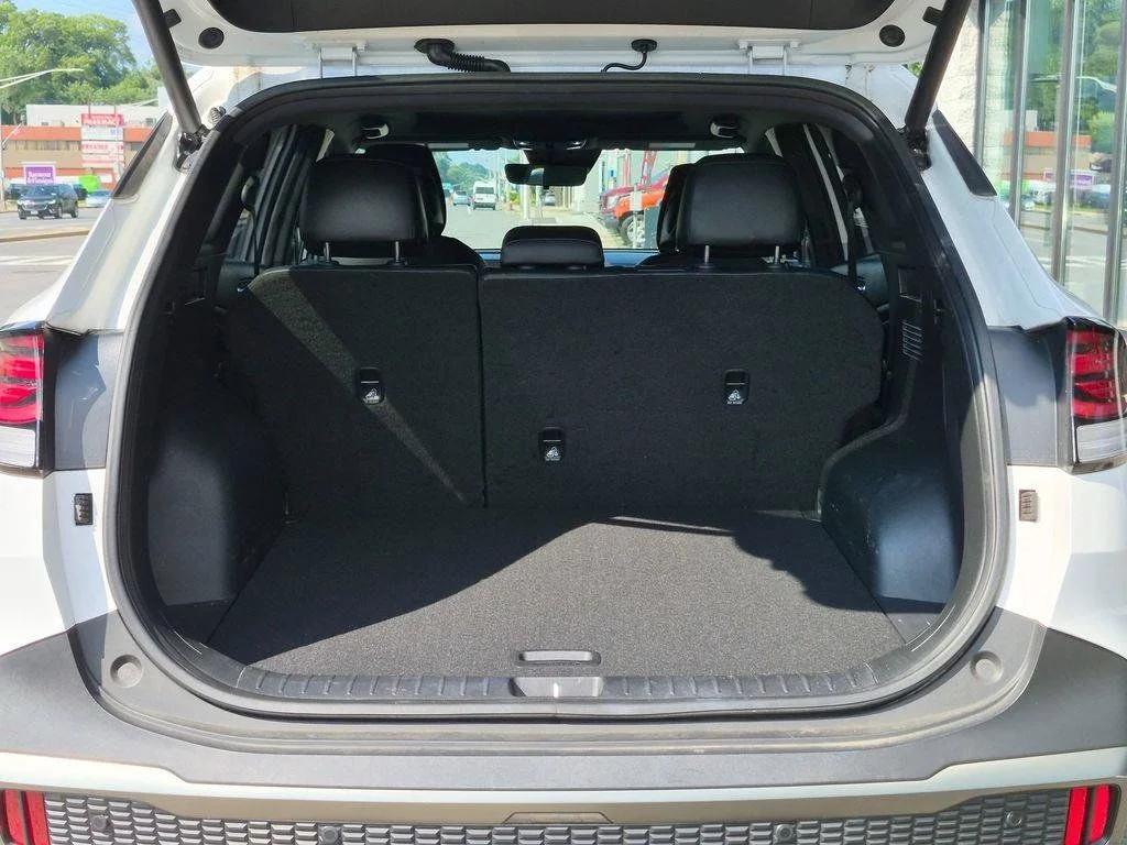 Used 2023 White Kia X-Pro Prestige image 8