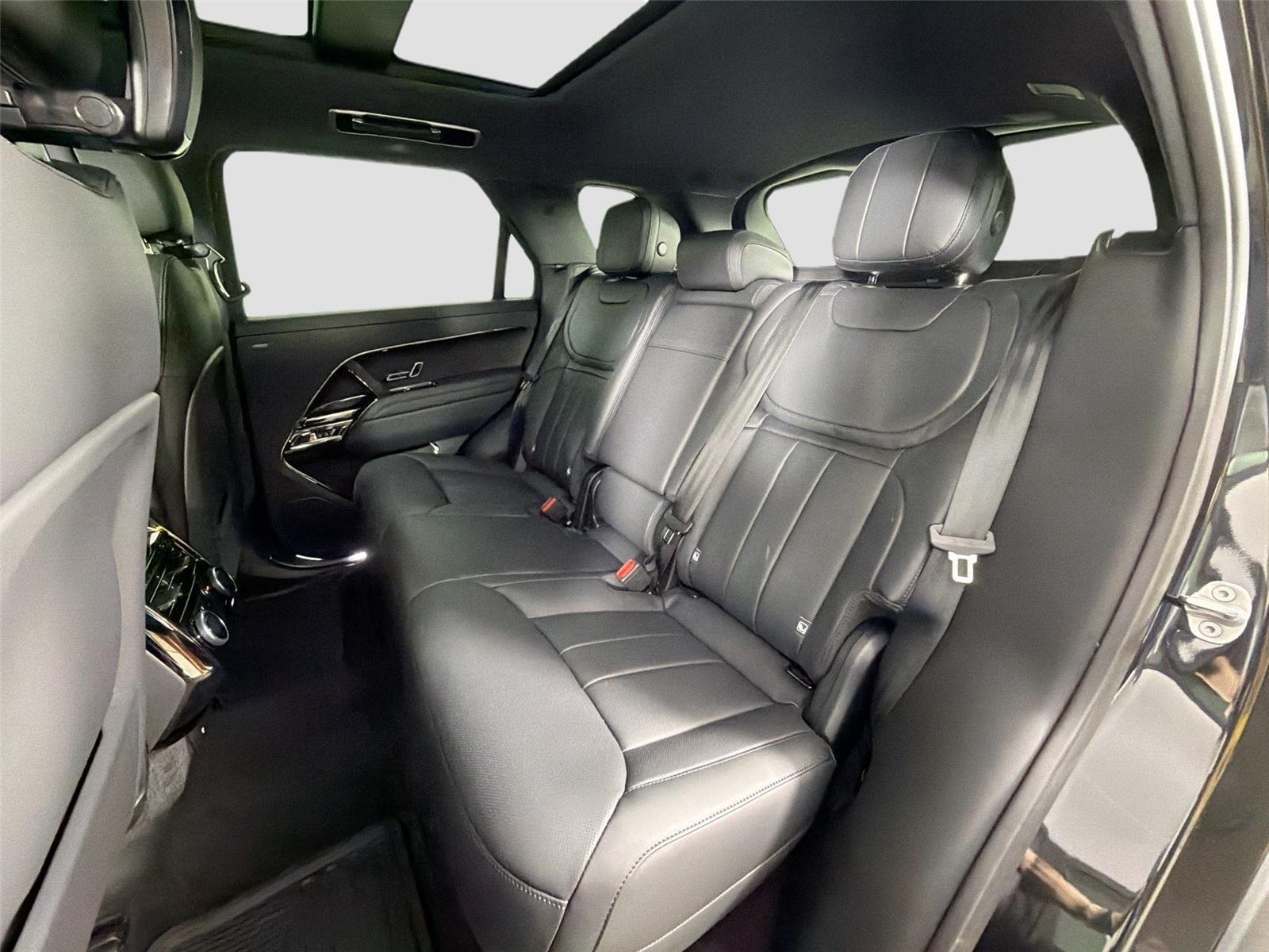 New 2026 Santorini Black LAND ROVER Dynamic SE image 22