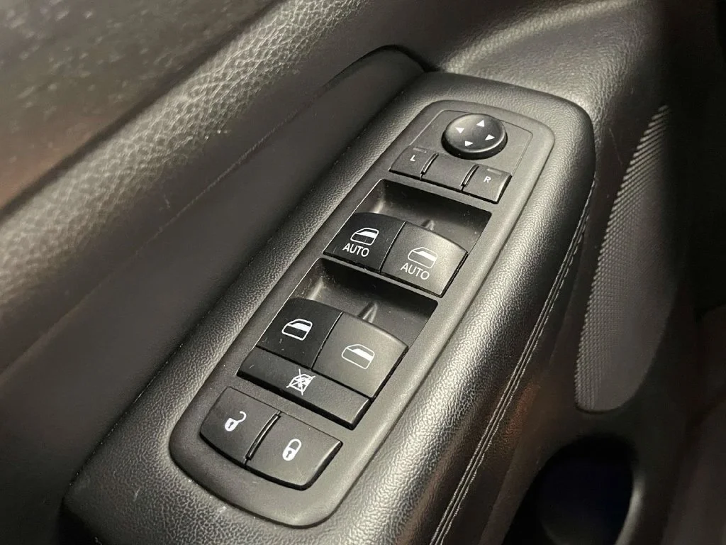 Used 2018 White Jeep Altitude image 30