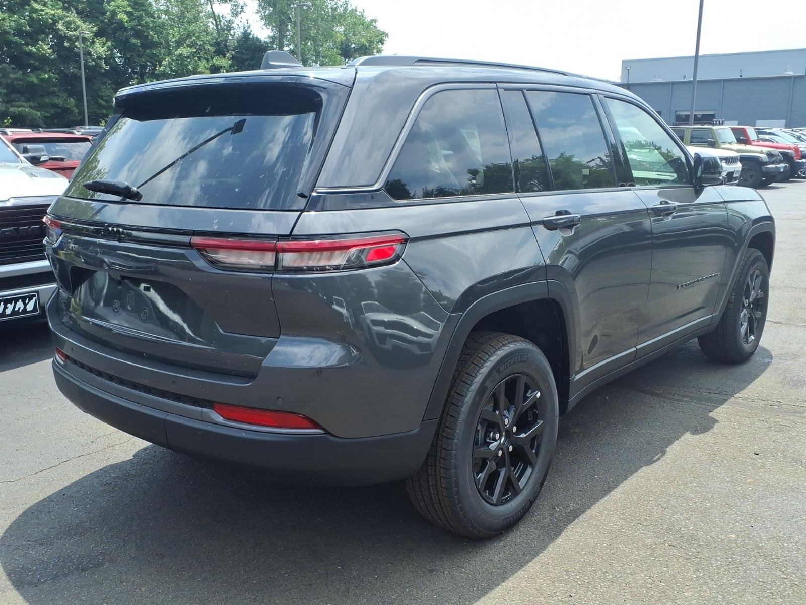 New 2026 Baltic Gray Metallic Clear-Coat Exterior Paint Jeep Altitude image 6