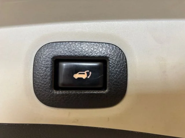 Used 2018 White Nissan SV image 27