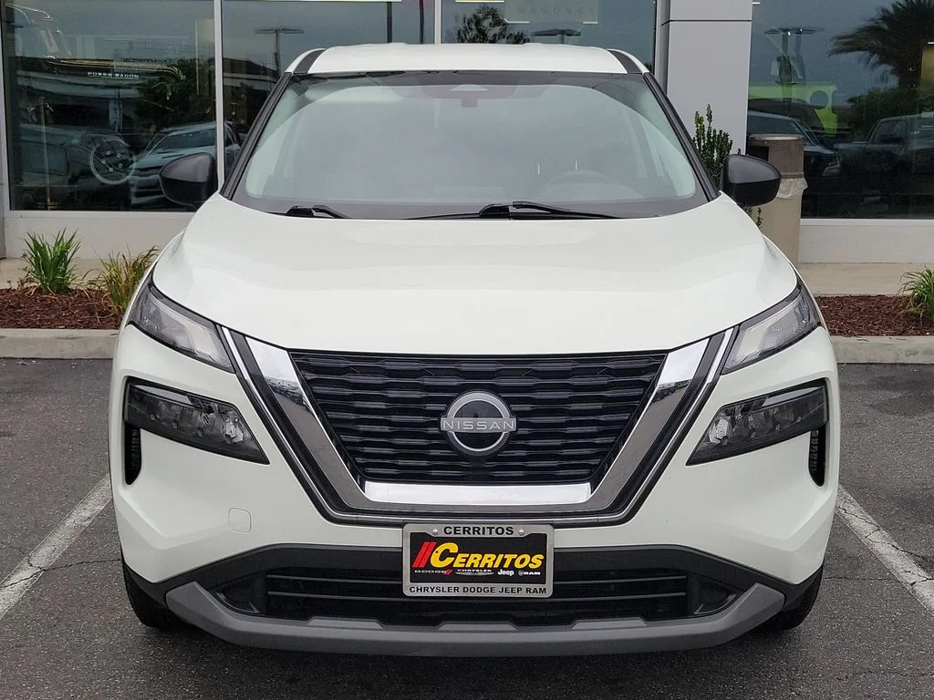 Used 2023 White Nissan S image 4