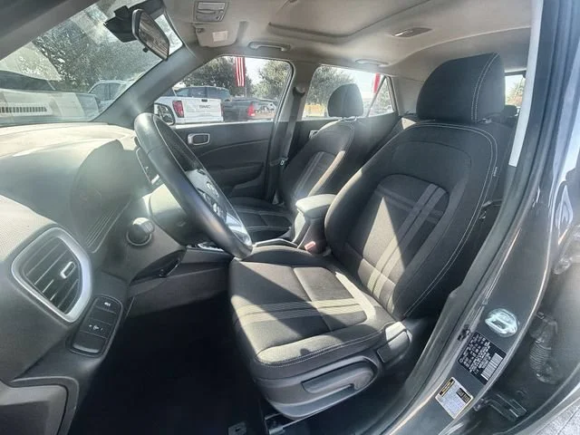 2025 Hyundai Venue SEL - Photo 18