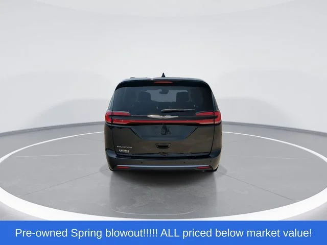 Used 2023 Black Chrysler Touring L image 7