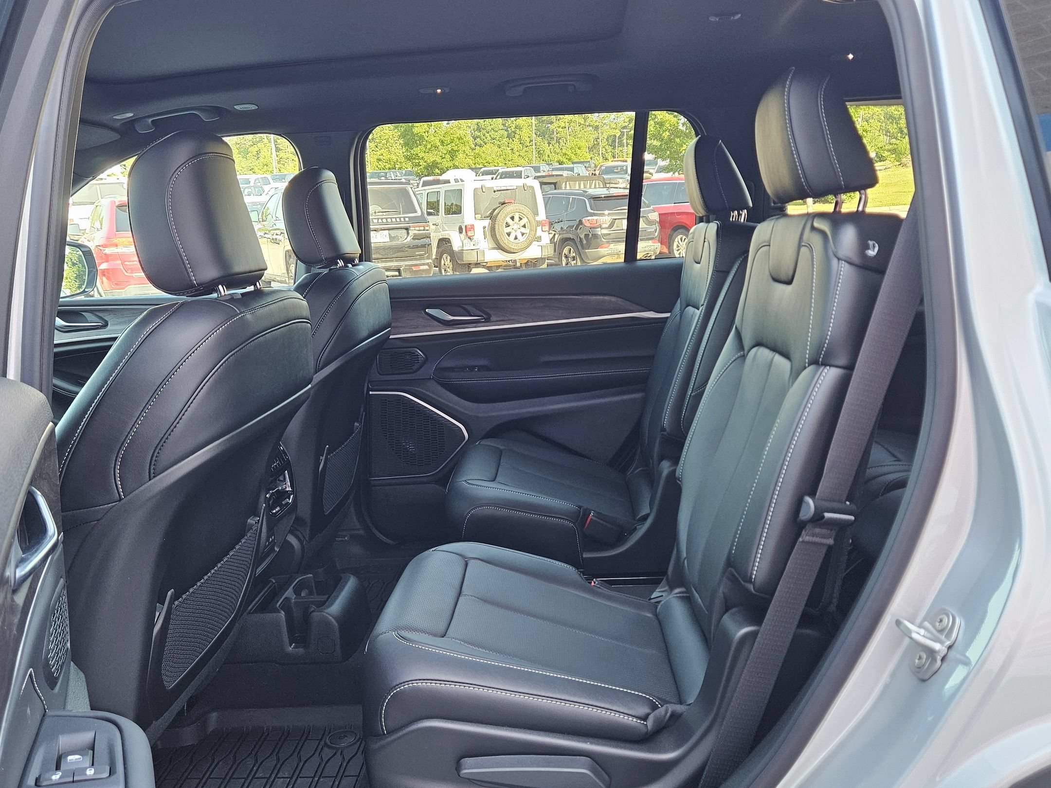 New 2026 Silver Zynith Exterior Paint Jeep Limited Reserve image 23